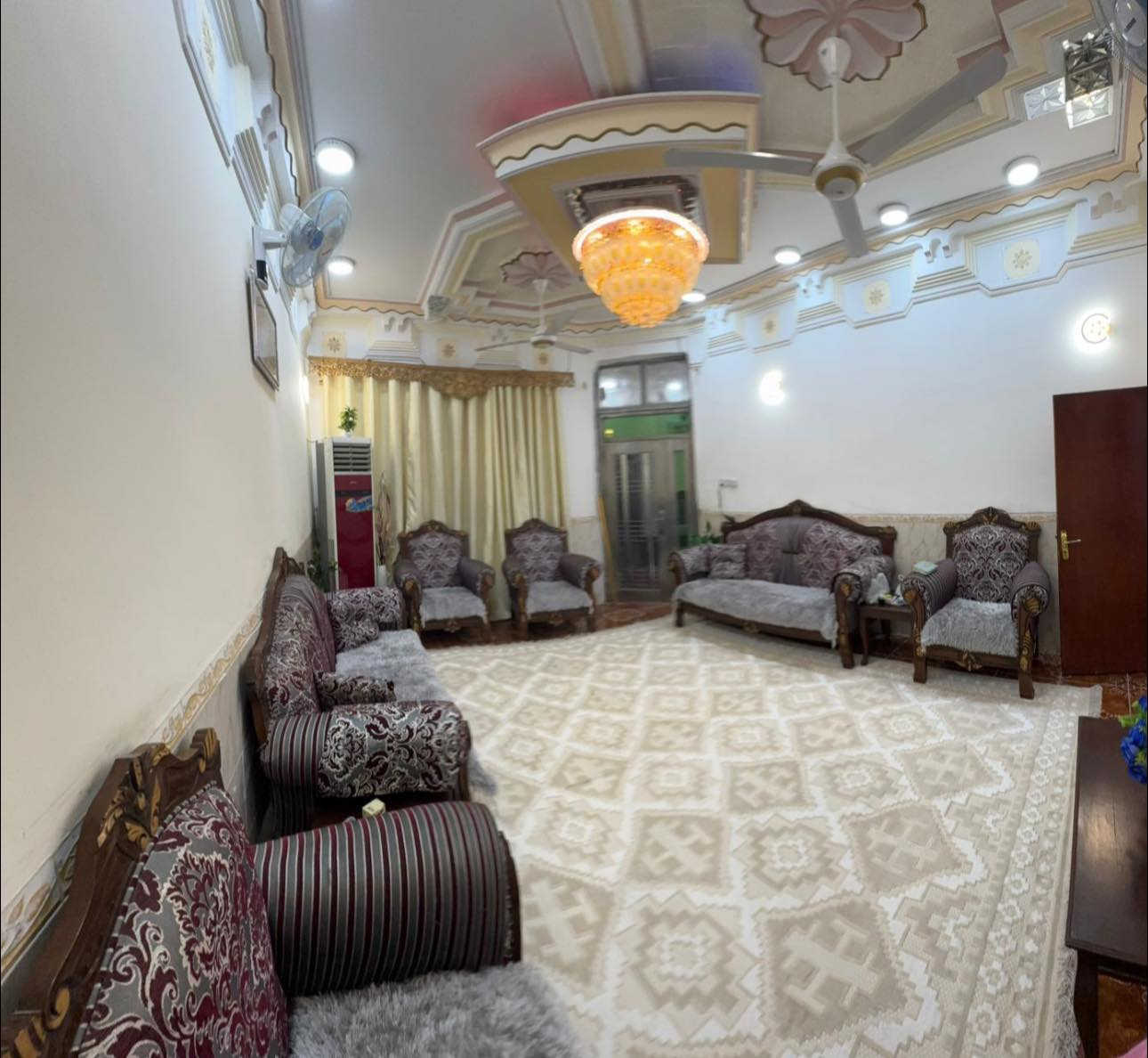 السلام عليكم بيت للبيع منطقه حي الحكم
البيت طابقين 
الاول // غرفه _ صاله _ براني _ مطبخ _ مجمع صحيات
الطابق الثاني // ثلاث غرف ومجمع صحيات 
المساحه ٢٥٠ متر 
📍حي الحكم شارع النداف _ بداية شارع٢٠ بصف الركن
للاستفسار الاتصال او واتساب

***********
علماً إن البيت معروض في مكتب دارك للعقار في السماوة
