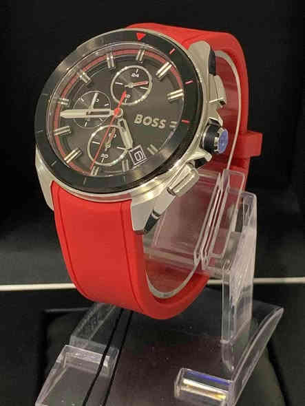 السلام عليكم.......
ساعة BOSS براند الماني بطارية مكينة ياباني 
نافذة للعرض التاريخ 
سناتر شغالة 
القطر ٤٣.٥
مقاوم للماء ٥٠م 
سنتر ثواني ثانوي 
نظام ٢٤ساعة 
طوق دوار 
سير ربر مطاط معلم 
جديد غير مستعمل مع العلبة الاصلية وبطاقة الضمان 
السعر ١٠٠الف 
يوجد توصيل ***********
