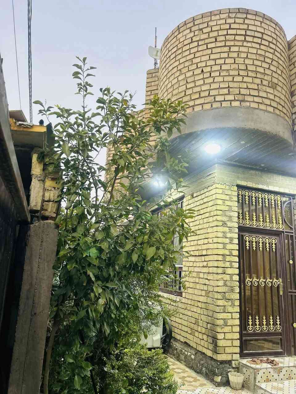 السلام عليكم بيت للبيع  السده الهنديه كيعان بيت رزين قرب السجه قريب ع كورنيش   مساحه 200 يتكون طابق الاول غرفتين صاله مطبخ   استقبال وطابق الفوك  غرفه  +غرفتين مصعدين 5سوف    طابو زارعي  سند   25شراي اتصل ع هذه رقم  ***********
