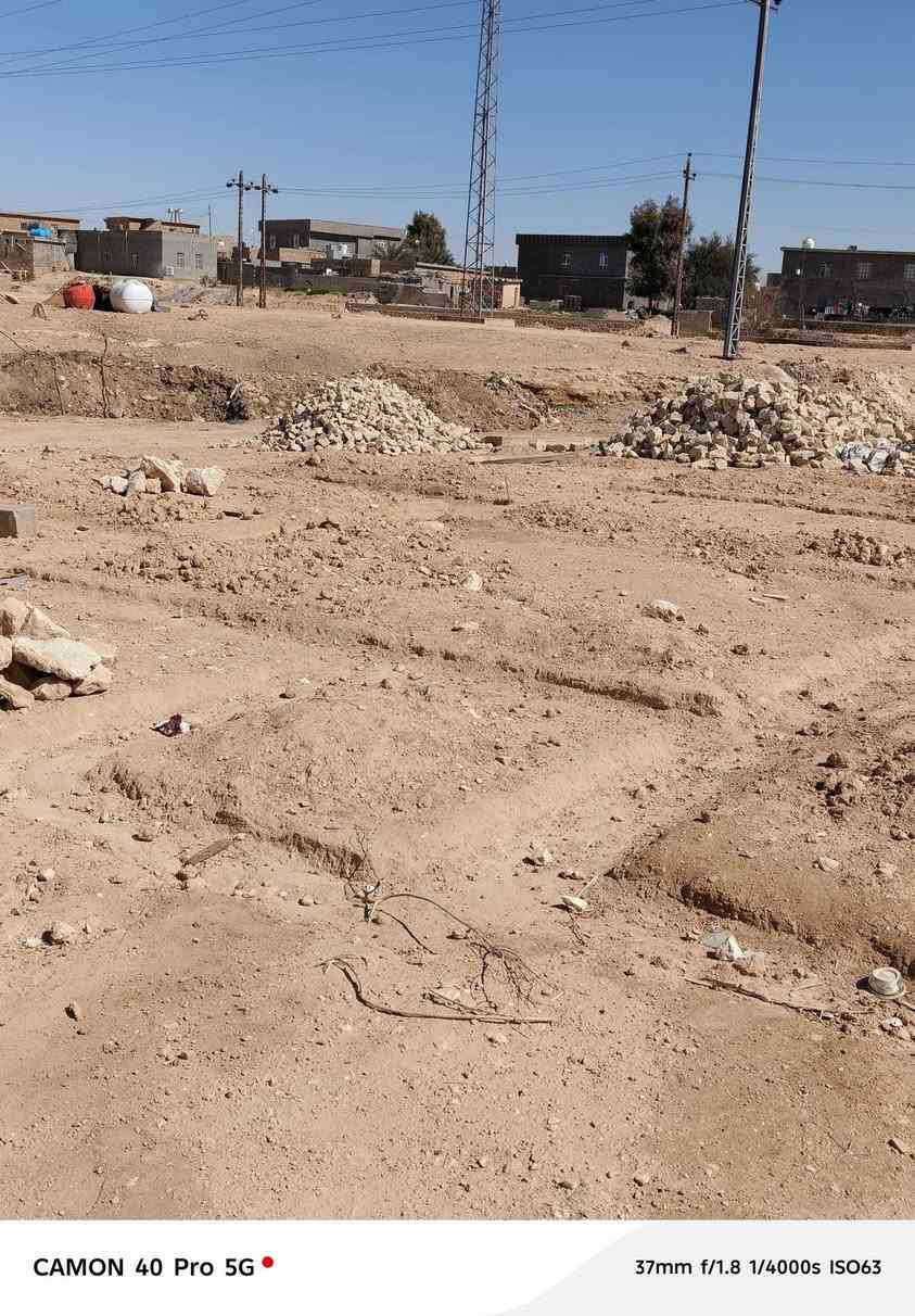 السلام عليكم ورحمة الله قطعه أرض المسلحه 1000متر بيها كلابه رمل و4كلابات حجر 3حجر كبار و1تربيع المكان عل حولي يم المستشفى الجديد الرقم ***********
