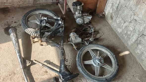 سلام عليكم دراجه مفصخه مكينه شغاله  نقصه شغلات بسيط   مكاني  حله ابو غرق ‏‪***********‬‏ سعر 120بيهن مجال شراي
