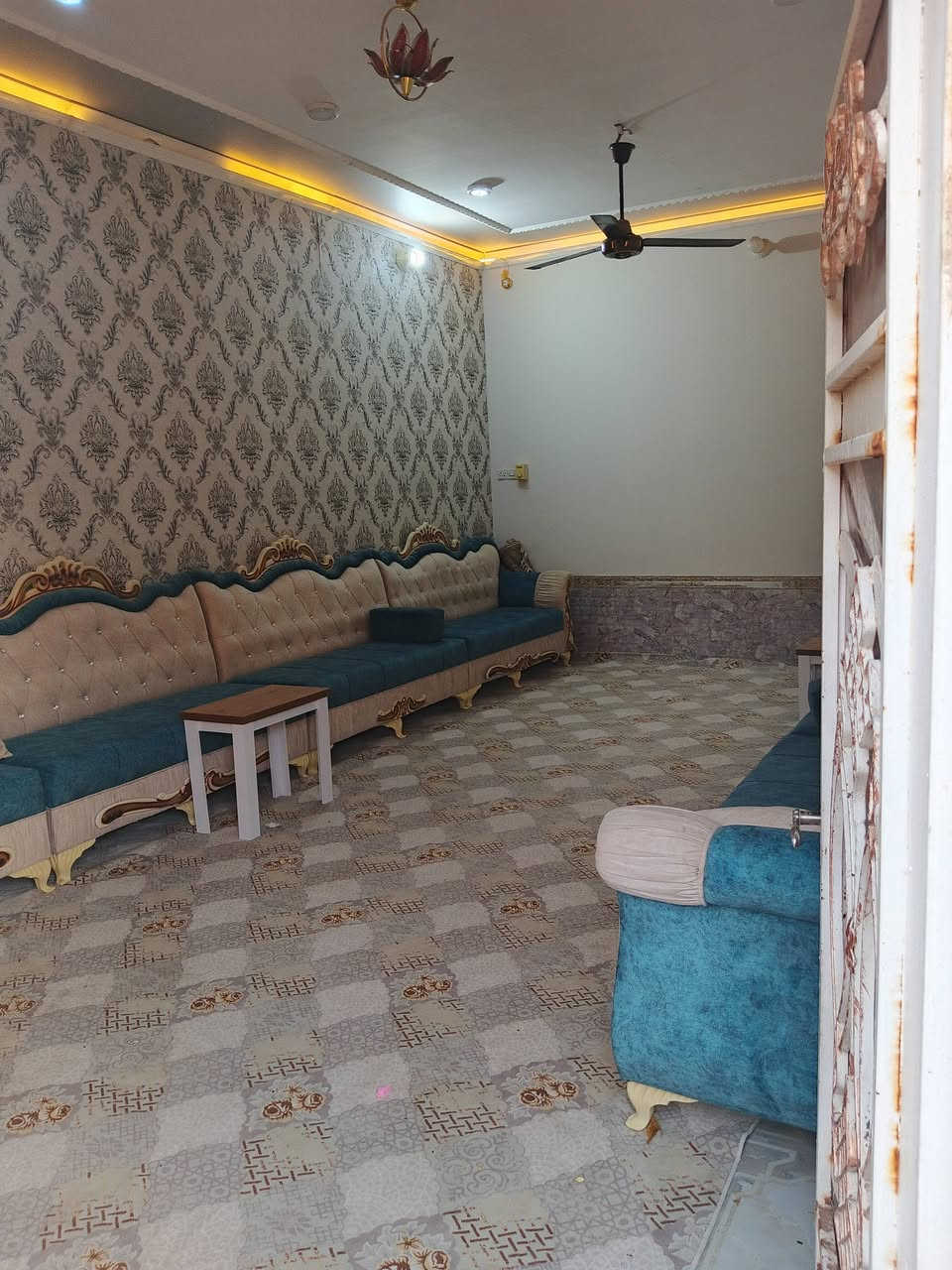 بيت للبيع شارع ام علاء ثاني فرع ع ايدك اليسره. مساحه ٢٠٠  طابق واحد عكاده  غرفتين وصاله واستقبال  ومطبخ حمام داخلي  السعر خاص او الاتصال على الرقم ***********
