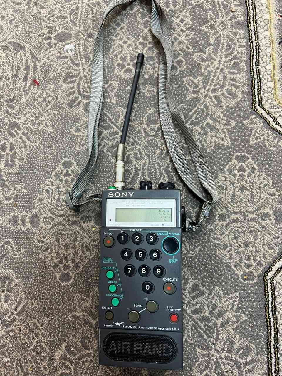 راديوات عدد 3
النوع الأول / سوني مع كامل ملحقاته
النوع الثاني / سوني AIR BAND
النوع الثالث / Harrier pilot
نظافه جيد جدآ مستعمل فتره قليله
السعر الاتصال على الرقم ***********
