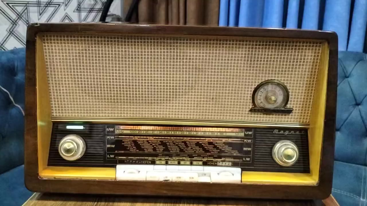 راديو انتيكة نوع (لوڤ اوپتا) انتاج ألمانيا الغربية عام ١٩٦١ شغال نظافة عالية جدا بدون اي تعديل أو تصليح على وضع الشركة.  
مصنوع من خشب الصاج سهل التنظيف، والإنارة الداخلية لا تزال تعمل.
سحب FM واضح جدا للمحطات الإذاعية، مع وجود فلاتر صوت يوفر تجربة سماع متميزة وفريدة.
الجهاز مصنوع منذ 65 سنة، ومع الاعتناء به سيبقى لسنوات طويلة أخرى وديكور أو استخدام اذاعي يومي.
اي استفسار، لطفا المراسلة. 
المكان بغداد.


**إذا كنت صاحب هذا الإعلان وتريد حذفه لأي سبب، رجاءا أرسل رسالة إلى الدعم الفني**