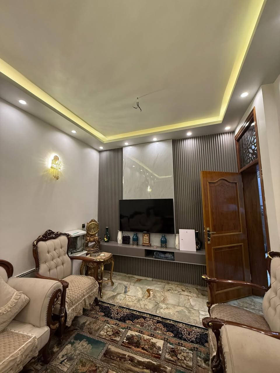 السلام عليكم للبيع دار سكن مساحة 150م في منطقة البنوك خلف شارع الكنيسه موقع مميز واجهه 5 نزال 30 بناء حديث درجى اولى يحتوي على كراج سياره + 3 غرف نوم كبيره + باقي الخدمات للاستفسار مراجعة مكتب الجوهرة للوساطة العقارية الكاىن في شارع الكنيسة او الاتصال على الرقم ***********
