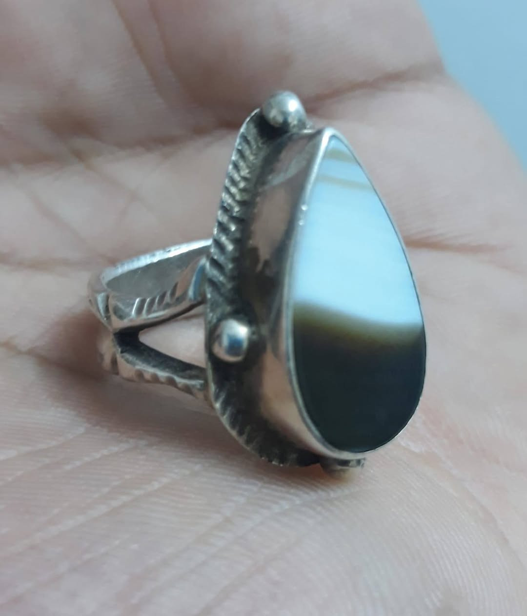 سلام عليكم جزعه يماني قديمة صياغة يدوية مكاني بغداد ام الكبر والغزلان ***********
