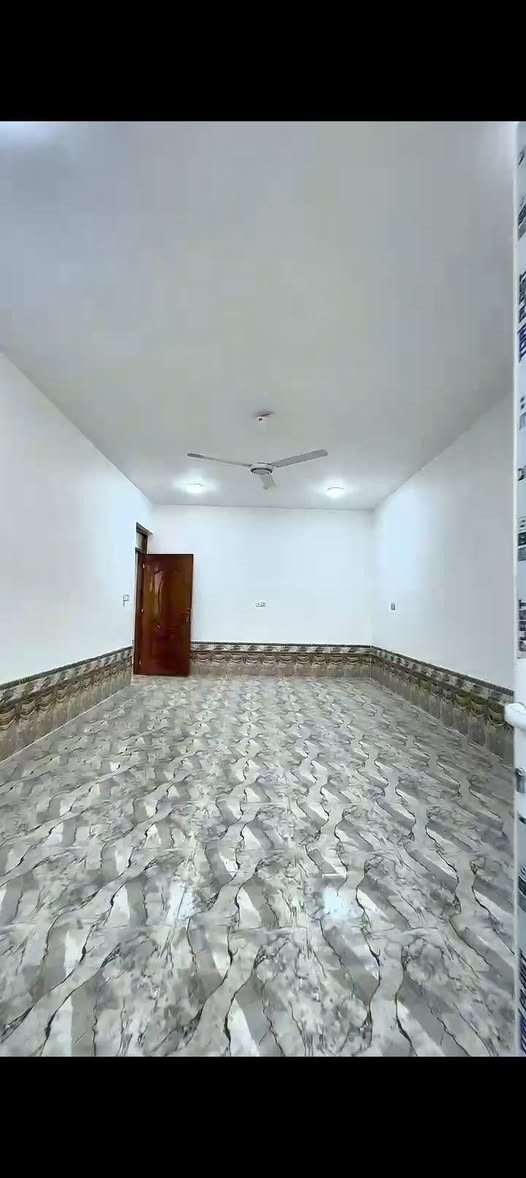 دار للبيع في موقع سياحي في حديثه
مساحة القطعه (٣٠٠) متر مربع 
مساحة البناء (٦٠٠) متر مربع 
(٣) طوابق ركن.
الطابق الاول والثاني يحتوي كل منهما على غرف نوم عدد/٢ وصحيات غربي وشرقي لكل طابق.
اضافه الى غرفة الاستقبال وغرفة الجلوس للعائله (الهول) ومطبخ حار وبارد في الطابق الاول.
الطابق الثالث تحت الارض على شكل قاعه مساحتها (١٧٧) متر مربع وارتفاع (٣) متر بالامكان الاستفاده منها كقاعة مناسبات أو قاعه رياضيه للعائله بحيث تسع لميز منضده وبليارد وبعض مرافق الجم التي ترغبها العائله.
الدار له اطلاله على نخيل ونهر الفرات بحيث يبعد عن شاطيء النهر (١٥٠) متر  . سعر الدار (٢٨٠) مليون.
لمزيد من المعلومات والصور والفيديوهات التواصل مع صاحب الدار (ابو قيس) وعلى الارقام التاليه 
***********
***********
وعلى الواتساب والماسنجر. #مشتملات#ايجارات #قطع_اراضي #عقارات #بيع_وشراء #بيوت
