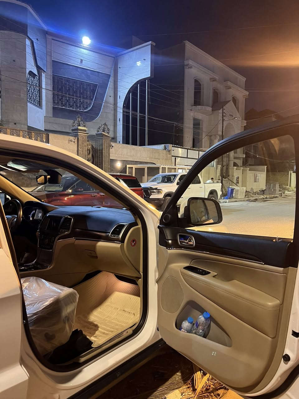 السلام عليكم للبيع جيب شيروكي 2018 وكاله هارلم لمتد فول السياره وجديده ونظيفه ماشيه 57 الف السياره مكفوله كفاله عامه وماناقصها اي شي رقمها سليمانيه تحويل ثاني يوم رقمها شبهه مميز السعر 265 وبيها مجال للشراي ***********
