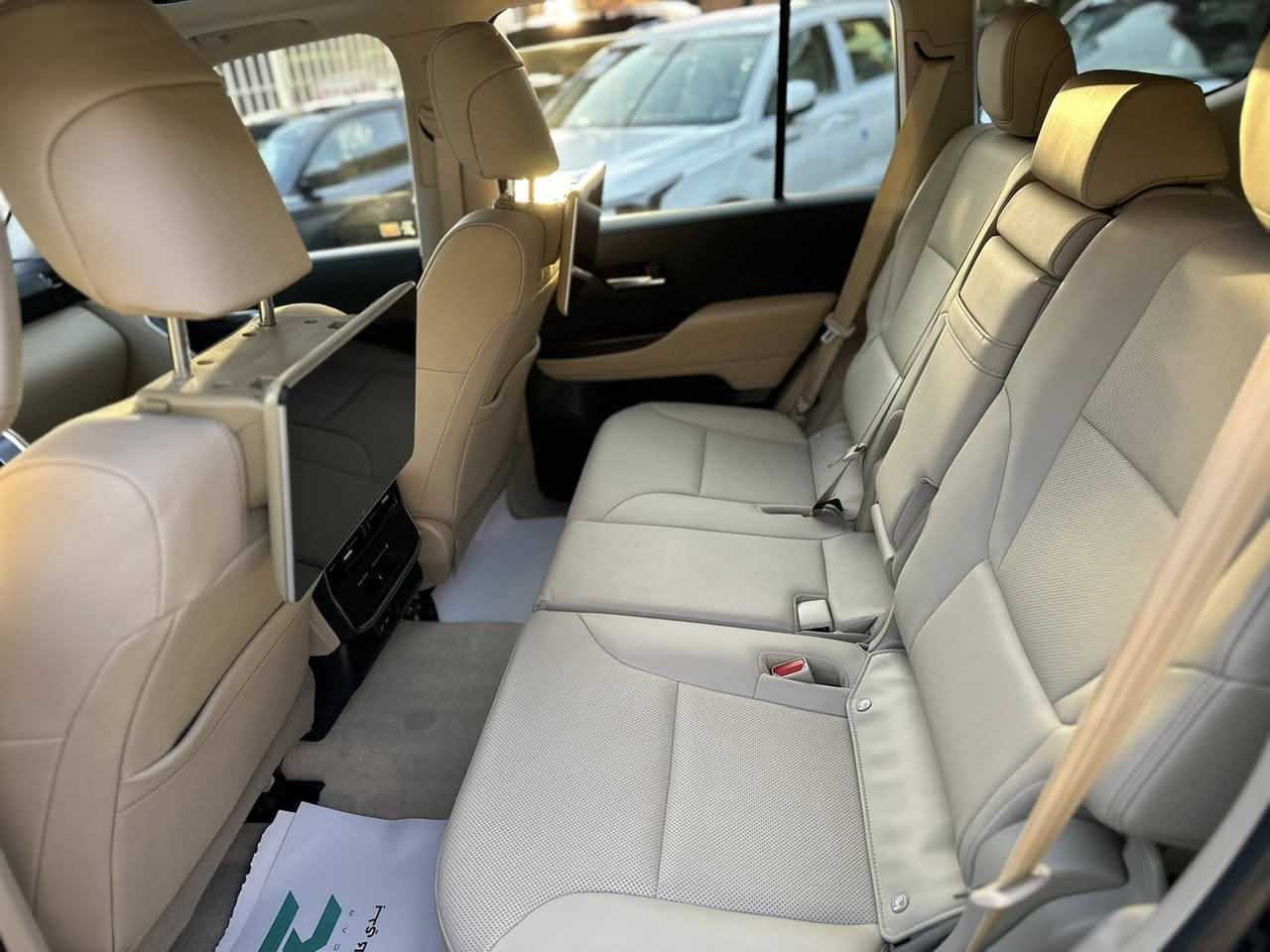 (بسم الله الرحمن الرحيم)

لاندكروز 🔥 2022 💣 ساز 💥

فول مواصفات 💯 :

1- بصمة 🎧
2- فتحة 🕳️
3- شحن لاسلكي 💥
4- جنطة كهرباء ⚡️ 
5- كراسي كهرباء 💥
6- شاشات عرض 
7- شاشة كبيرة 🖥️
وباقي المواصفات 

العداد : 61.000 Km ✅

حجم المحرك : 4.000 تنفس طبيعي 

السيارة مكفولة كفالة عامة 

(عدا صبغ بسيط بمسطرة الجنطة الخلفية
تحت الرقم  ) ✅

#السعر 62.500 $ 
625 ورقة للتفاوض او للاستفسار الاتصال على الرقم 

***********
***********
#مسلم الخفاجي 

بغداد/ جكوك / قرب مرور الكاضمية
