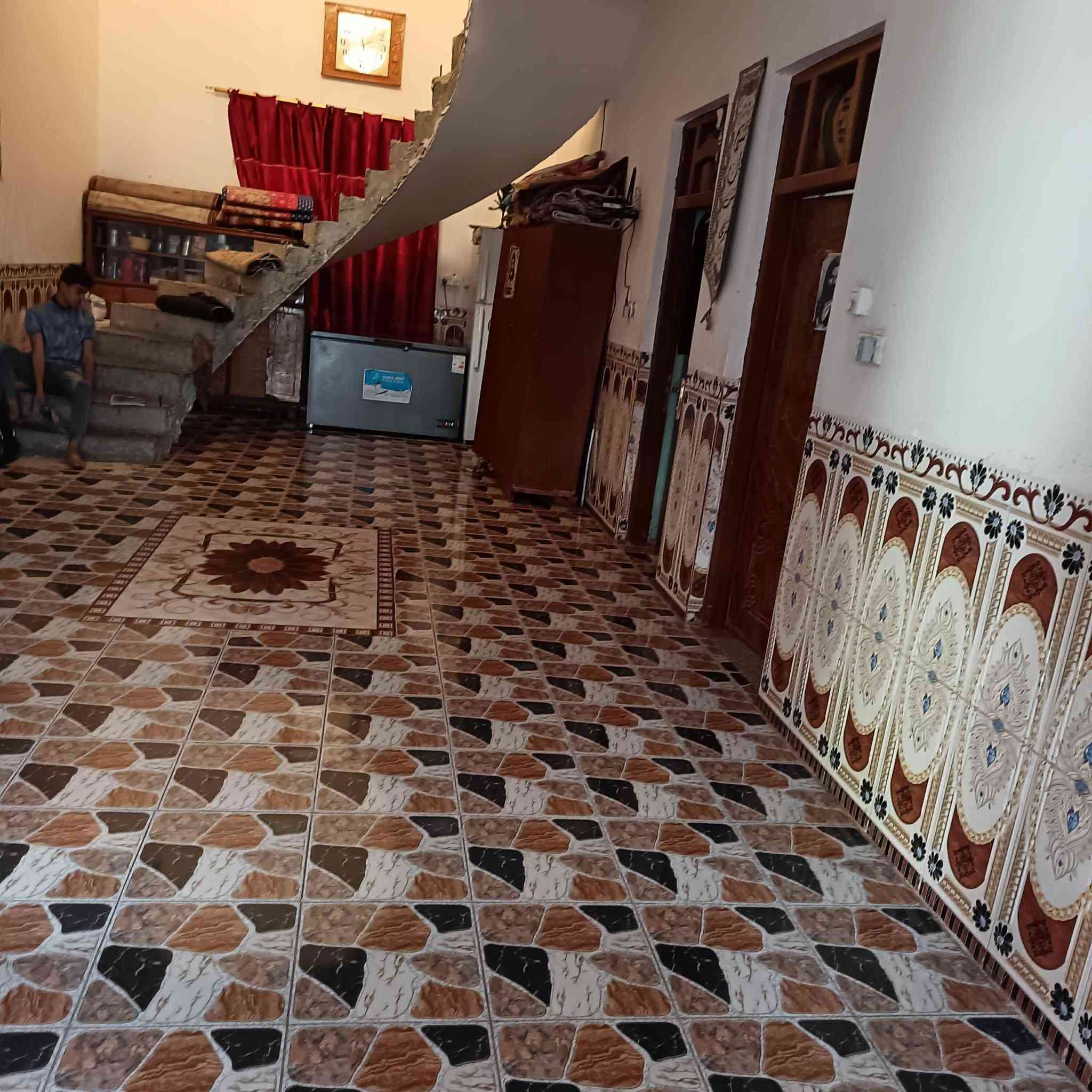 بيت للبيع مساحة 300 طابوه صرف بناء حديث غرفتين هول صاله مطبخ صحيات داخليه وخارجيه طرمه جبيره بناء طابوك سقف صب البيت ركن  عنوان حريه وره مستشفئ قرب حسينيه السجاديه  سعر    135وبي مجال  ***********

