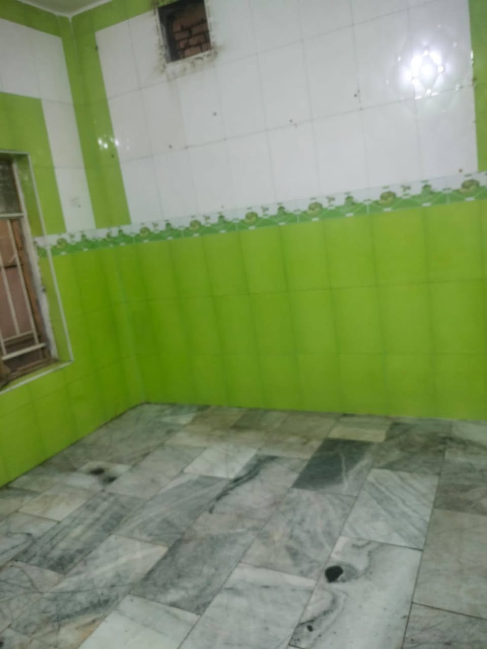 بيت الإيجار   قرب مستشفى  الأطفال محمد الموسوي 

يتكون من غرفتين وصاله و صحيات و مطبخ و استقبال 

طابق الثاني يتكون من غرفتين وصاله و صحيات و مطبخ 

استفسار الاتصال مكتب أشور للعقار 
***********  او مراسلتنا صفحه شخصيه او الواتساب
