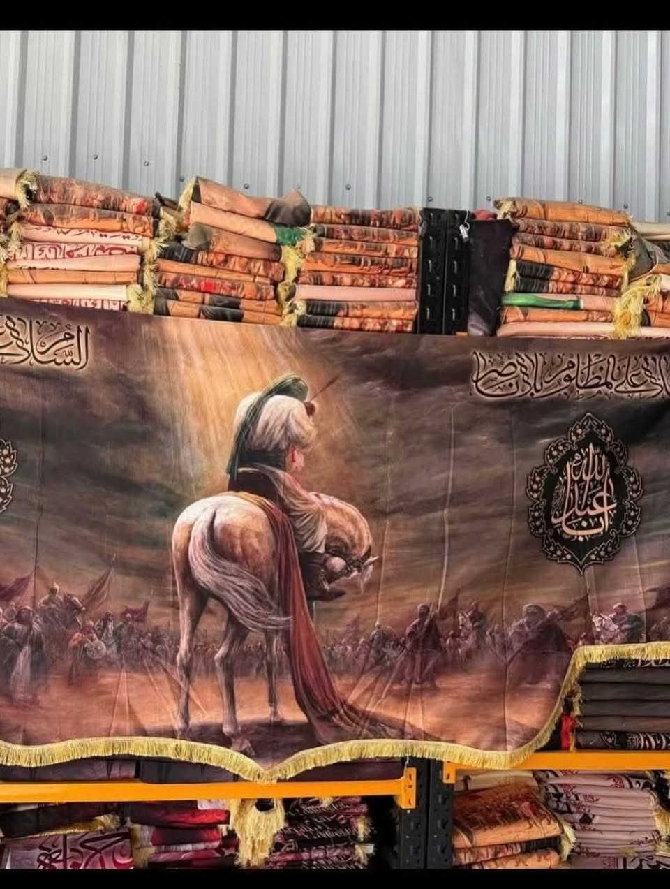 ◾️ رايات محرم الحرام ◾️
خدمةً لذكرى الإمام الحسين عليه السلام
نهديكم رايات بتصميم يليق بحرمة هذه الأيام الجلل
▪️ قماش قديفة مخمل فاخر
▪️ قابل للغسل والكوي
▪️ القياس:
 • الطول ٣ متر
 • الارتفاع ١٤٠ سم
🎁 تُهدى بسعر ٢٧الف 
🚚 التوصيل:
 • بغداد ٥ آلاف
 • المحافظات ٦ آلاف
📩 للحجز والاستفسار مراسلة الصفحة مباشرة.


**إذا كنت صاحب هذا الإعلان وتريد حذفه لأي سبب، رجاءا أرسل رسالة إلى الدعم الفني**