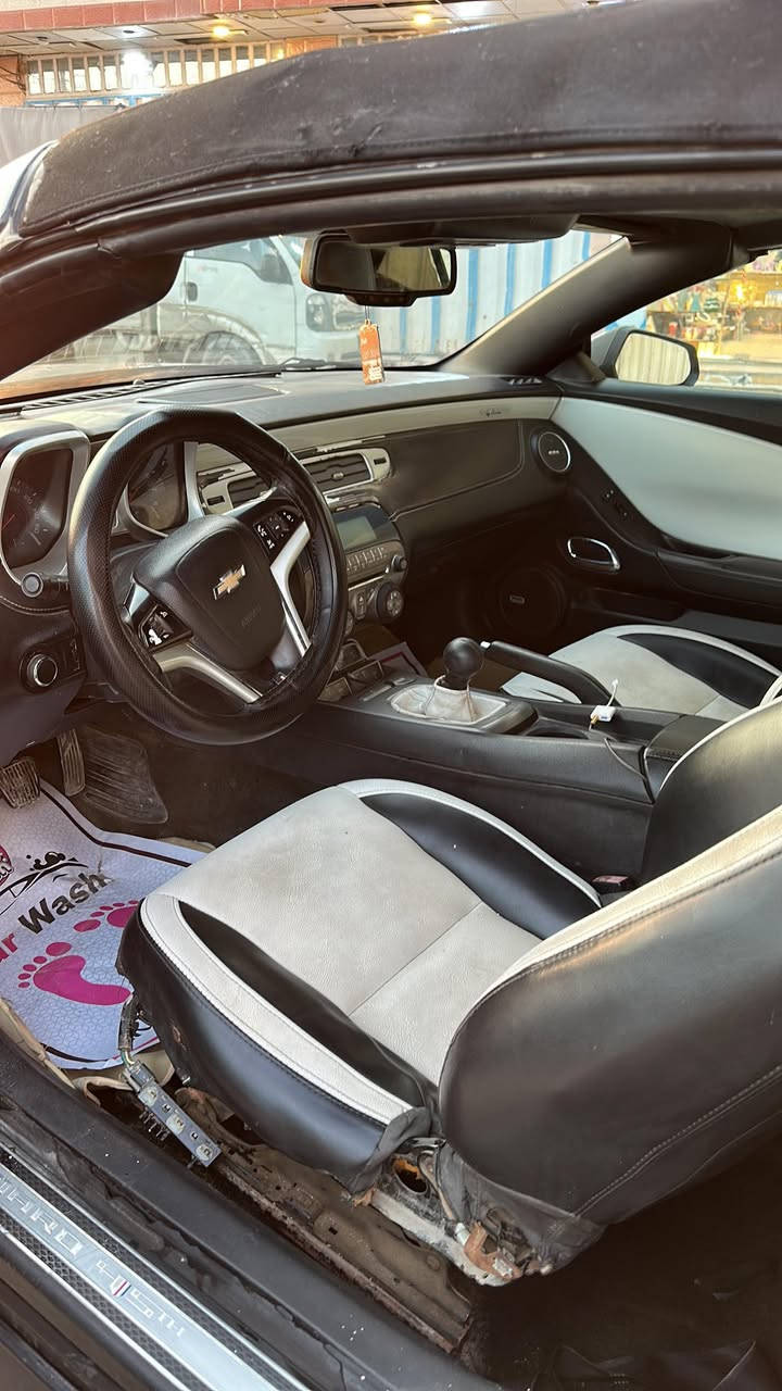 كمارو للبيع.
كمارو كشف فول موصفات للبيع گير عادي
السياره ماشيه 143,000km حقيقي فول موصفات گيجات كشنات جلد وكهربائيات ، السياره متروكه وجاي نعمر بيه حداديه جاهزه كهربائيات ومكينه جاهزات للأمانه الگير ينرادله تصفير 
السياره بيه ملاحضات قليله وتجهز 100% السياره مصبوغه عام سمنتي لونه الاصلي سلڤر  غير محدد معه العلم السياره وارد امريكي كلين تايتل ضررها فقطططط دعاميه 
موديله 2013 سته سلندر Rs السياره ب٧٠$ وبيه مجال او مراوس بسياره صالون نفس السعر
للتواصل.***********
راعيها بغداد ويريد تحويل 
ملاحضه:::الويل مو ويها
