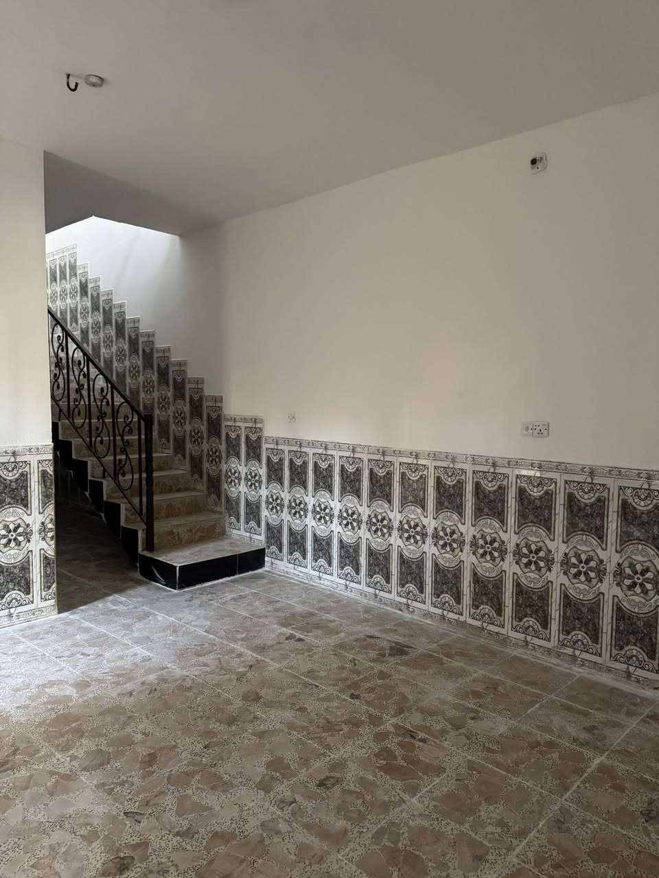 السلام عليكم 
مشتمل للبيع حي الشهداء قرب مدرسة الاعظميه طابق واحد مساحة ١٢٥متر ارضيه كاشي بناء طابوق سعر ٨٠ مليون وبيه مجال للإستفسار ***********او***********
