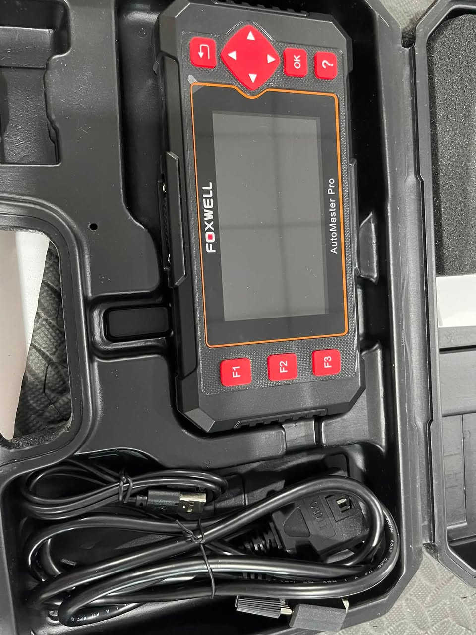 يعد FOXWELL AutoMaster Pro من أجهزة فحص السيارات الاحترافية، حيث يعتمد على منفذ OBD-II للتواصل مع كمبيوتر السيارة وتشخيص الأعطال بسرعة ودقة.

أهم المميزات

✅ قراءة ومسح أكواد الأعطال (DTC).

✅ عرض بيانات السيارة المباشرة (Live Data) مثل:

* سرعة المحرك (RPM)
* درجة حرارة المحرك
* جهد البطارية
* استهلاك الوقود
* ضغط الهواء
* حساسات الأكسجين وغيرها.

✅ إطفاء لمبة فحص المحرك (Check Engine) بعد إصلاح العطل.

✅ فحص شامل لوحدات السيارة حسب نوع السيارة، مثل:

* المحرك (Engine)
* ناقل الحركة (Transmission)
* نظام ABS
* الوسائد الهوائية SRS
* أنظمة الثبات وغيرها (حسب دعم السيارة).

وظائف الصيانة

يوفر الجهاز عدداً من الوظائف المهمة مثل:

* إعادة ضبط تغيير زيت المحرك (Oil Reset).
* إعادة ضبط فرامل EPB الإلكترونية.
* إعادة ضبط حساس زاوية المقود (SAS).
* إعادة برمجة حساس ضغط الإطارات TPMS.
* إعادة ضبط البطارية (Battery Reset).
* تجديد فلتر جسيمات الديزل DPF.
* معايرة بوابة الهواء (Throttle Adaptation).

تختلف الوظائف حسب موديل السيارة وسنة الصنع.

مميزات الجهاز

* شاشة ملونة كبيرة وواضحة.
* واجهة سهلة الاستخدام.
* سرعة في قراءة الأعطال.
* يدعم تحديثات البرامج.
* تصميم متين مناسب للاستخدام في الورش
***********
سعر ١٢٠ الف قفل
