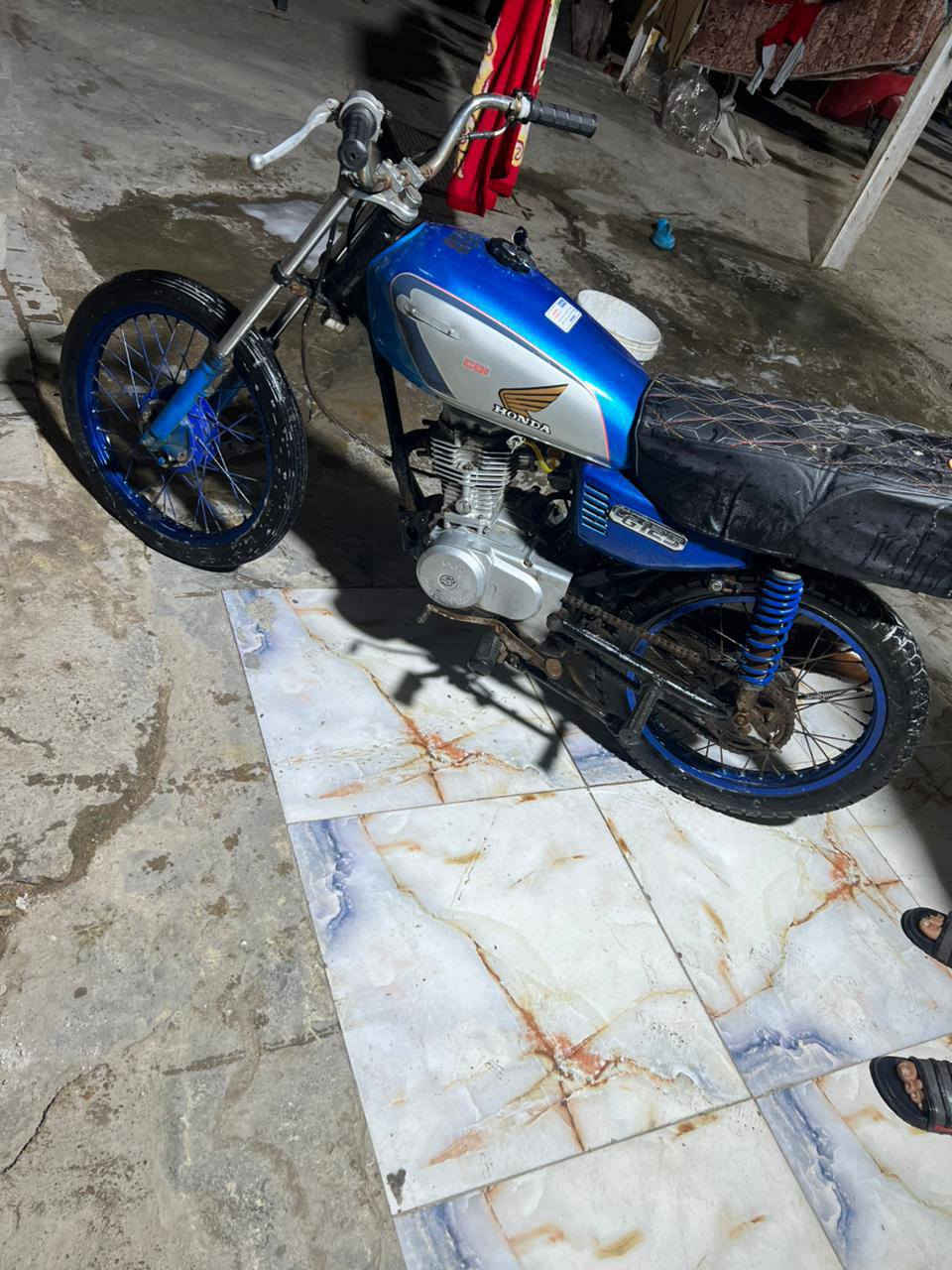 السلام عليكم دراجه ايراني للبيع دراجه نظيفه شغاله كامله من كل شيء دراجه كامله مكمله السعر 250
***********
