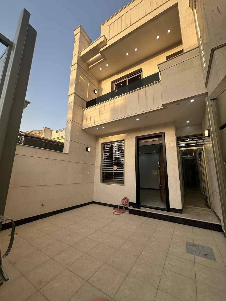 � فرصة ذهبية 
 #للبيع  بيت  بموقع جدا مميز في قلب  #السيدية 🔥
📍الموقع البيت : مربع الضباط خلف شارع الكويتي                

#لمعرفة #السعر #الرقم ( 2 ) #سأتي #السعر #مباشره

🏡 تفاصيل العقار:

 • المساحة: 125 م²
 • الواجهة: 5 م
 • النزال: 25 م

✨ التقسيم الداخلي:
الطابق الأول: صالة   + مطبخ + حمام + غرفة نوم 
الطابق الثاني: 2 غرفة نوم  +حمام  
الطابق الثالث: بيتونه            

📞 للتواصل: *********** (اتصال أو واتساب)

🏢 مكتب برج الياقوت للتطوير العقاري
📍 السيدية – شارع مركز الشرطة، بجوار صيدلية وصال شوقي، مدخل شارع أبو النخيل
