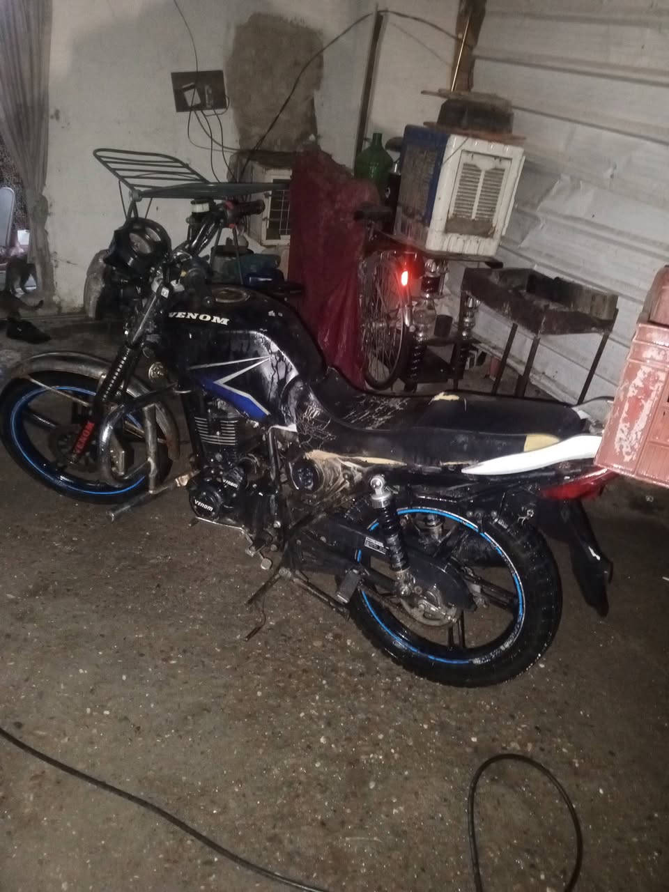 السلام عليكم دراجه للبيع سعر 300وبيهة مجال دراجه مال واحد يروح باب رزقه ويجي عنواني بغداد الزعفرانية مامتواجد على فيس الي يريد يتصل خط ***********
