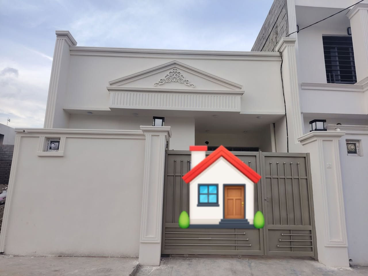 مشتمل للبيع مساحة ١٣٠ متر طابق واحد بي غرفتين وصاله ومناور ثنين وحمامين واستقبال ومطبخ خريطه كلش حلوه قرب جامع المحمود سعره مناسب الاستفسار اتصل على الرقم *********** او ***********
