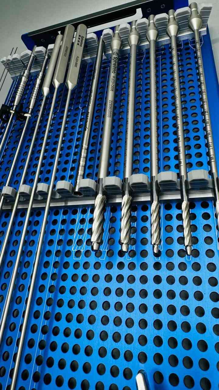 🧠 Advanced MISS: Minimally Invasive Spine Surgery System

Spinal Endoscope Large Channel Intervertebral Foraminoscope Instrument Set
(منظار العمود الفقري واسع القناة – لأدوات العمليات عبر الثقبة الفقرية)

---

 التقنيات الجراحية المتوافقة:

#PELD استئصال الغضروف القطني بالمنظار عبر الجلد (Percutaneous Endoscopic Lumbar Discectomy)
#PETD استئصال الغضروف عبر الثقبة الفقرية (Posterior Endoscopic Transforaminal Discectomy)
#PEID استئصال الغضروف الداخلي بالمنظار (Posterior Endoscopic Interlaminar Discectomy)

#Foraminoplasty 

🔹 توسيع الثقبة العصبية

---

📏 مقاسات المنظار (Telescopes) المتوفرة:

181 مم 6.3 مم 3.7 مم 2W – 80° 0–30°
181 مم 6.9 مم 4.3 مم 2W – 80° 0–30°
125 مم 10.0 مم 7.3 مم 2W+ – 70° 0–15°

> 📌 2W تعني وجود قناتين عمل داخل المنظار (Working Channels)، مما يسمح بإدخال أدوات متعددة في وقت واحد.

---

 محتويات الطقم النموذجي:

منظار العمود الفقري (تلسكوب بصري متقدم)
3 احجام

مع 3 set full  تفاصيلها في( الصور) 

---

⚙️ المميزات التقنية:

دقة رؤية عالية (HD Visualization) بزاوية واسعة

تدخل جراحي محدود بشقوق صغيرة فقط

أداء فائق في علاج الانزلاقات الغضروفية

تقليل النزف والآلام بعد الجراحة

عودة أسرع للنشاط الطبيعي

SpineInno® تقدم حلول جراحة العمود الفقري طفيفة التوغل، معتمدة بشهادة CE الأوروبية، ومطابقة لمعيار ISO  تشمل أدوات PELD وUBE وForaminoplasty بجودة عالية موثوقية عالمية.

الحالة NEW

التجهيز مباشر
http://wa.me/9647518646477 WhatsApp

http://wa.me/9647740935631

#Asunmmedical
