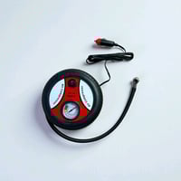 منفاخ هواء للسيارة بشكل إطار  الاستخدامات  يُستخدم لنفخ إطارات السيارا...