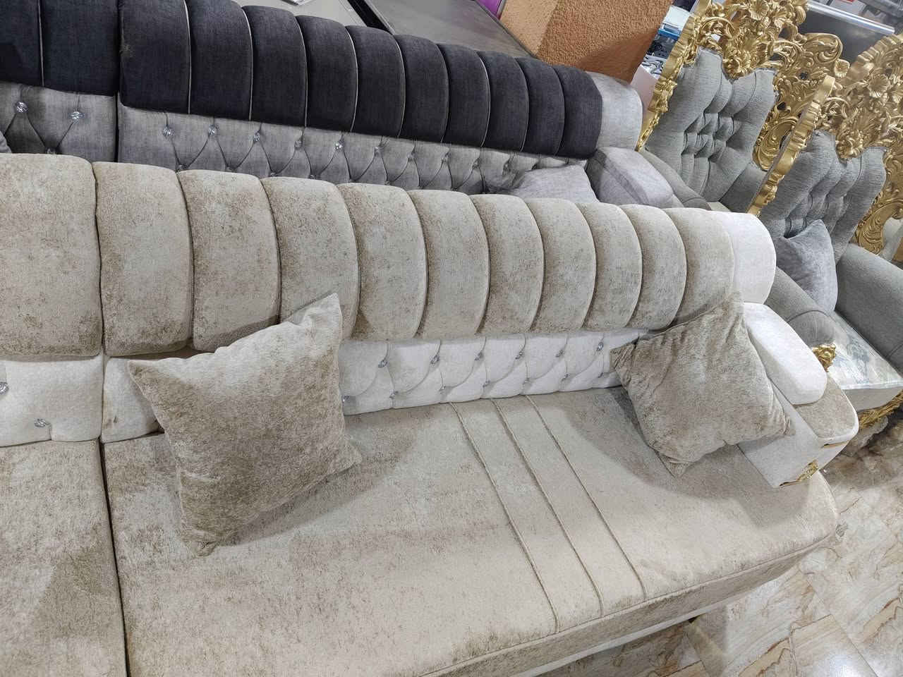 توفر لدى معرض الرائد للاثاث المنزلي 
دواوين احطاطه درجه اوله 
خشب بلوك اسود 
سفنج 10سانتيم 
طول 7امتار حرف L
قماش تركي وخاولي وكتان وغيرها 
يتوفر تفصال حسب الون 

بيع نقد واقصاط على الماستر كارد موضفين ومتقاعدين 
                          بلا مقدمه 
العنوان سوق بيجي شارع المصرف من جهة البانزين خانه الحكوميه 
***********
