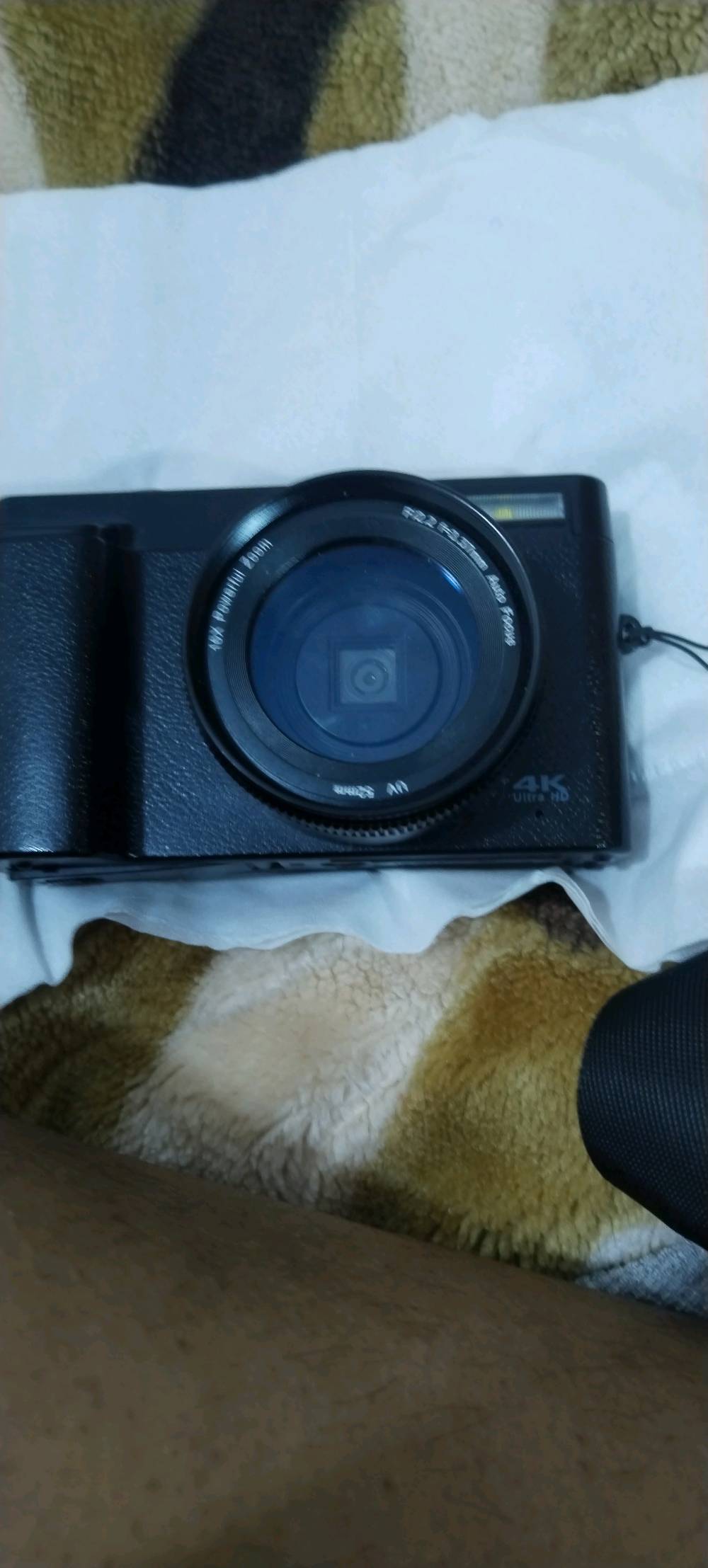 كاميرا 4K مع زووم قوي 16X وتركيز تلقائي. مثالية لتصوير الفيديو والصور بجودة عالية. لا تزال في حالة ممتازة.