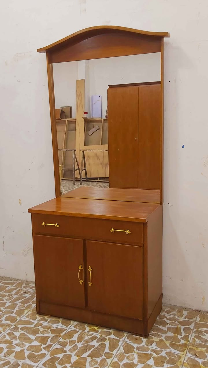 للبيع ميز تواليت صاج السعر 75 وبي مجال 
*********** كركوك, العراق
