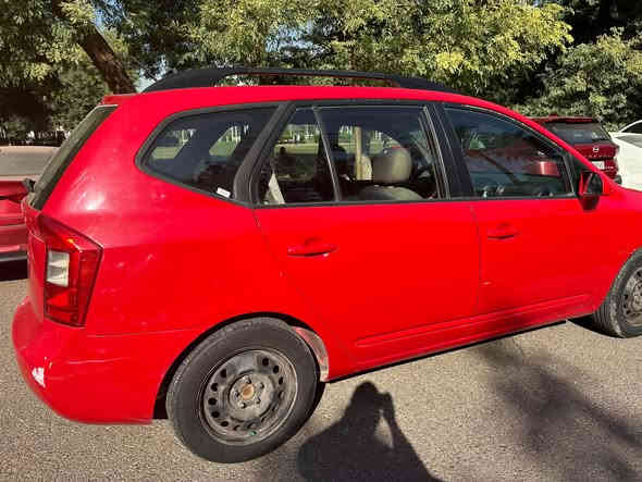 كيا روندو ٢٠٠٩ 
محرك ٢٤٠٠ - ٤ سلندر 
السيارة ماشية ٨٢ الف ميل - ١٢٩ الف كم 
السيارة مصبوغة حزام للجمالية 
حدادية صدر امامي خلفي جديدة شرط الفحص
تخم تاير جديد انتاج ٢٠٢٥
مكينه ناعمة وبوضع ممتاز 
تبريد ثلج 
السعر المطلوب ٩٧ ورقة وبيها مجال بسيط للشراي 
*********** 
عنوان : زيونة - قرب شارع الربيعي
