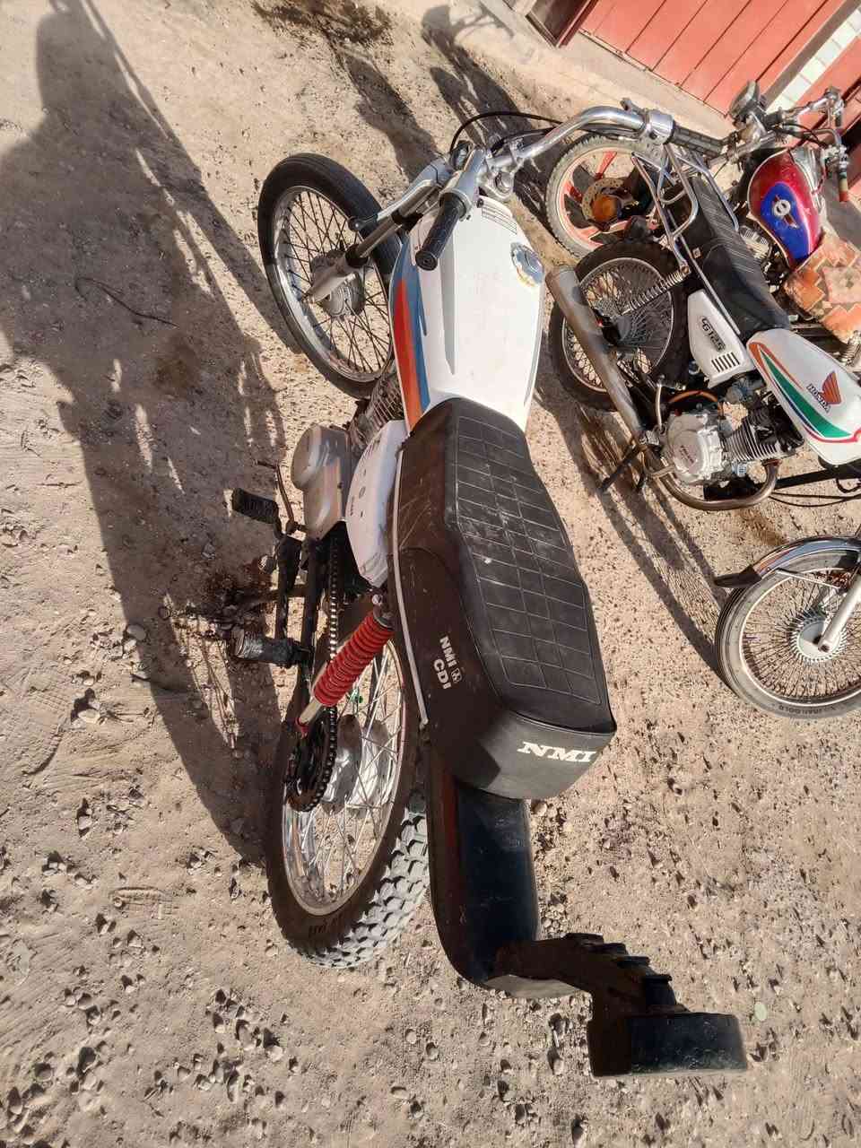 سلام عليكم دراجه كلك بيه رقم وبليته مكفوله من الشاصي للويل بس المكينه مفتوحه بوشه ولفات مكاني بابل السعر 300 وبيه مجال حك الجيه اتصال عل رقم ***********
