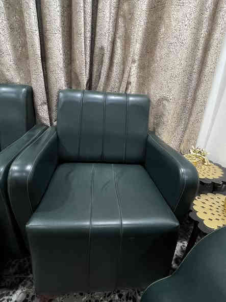 السلام عليكم، تخم للبيع نظيف سبع مقاعد جلد ب٢٥٠ والبردة هديه ويا الموقع بغداد الحريه للاستفسار التواصل على الرقم ***********
