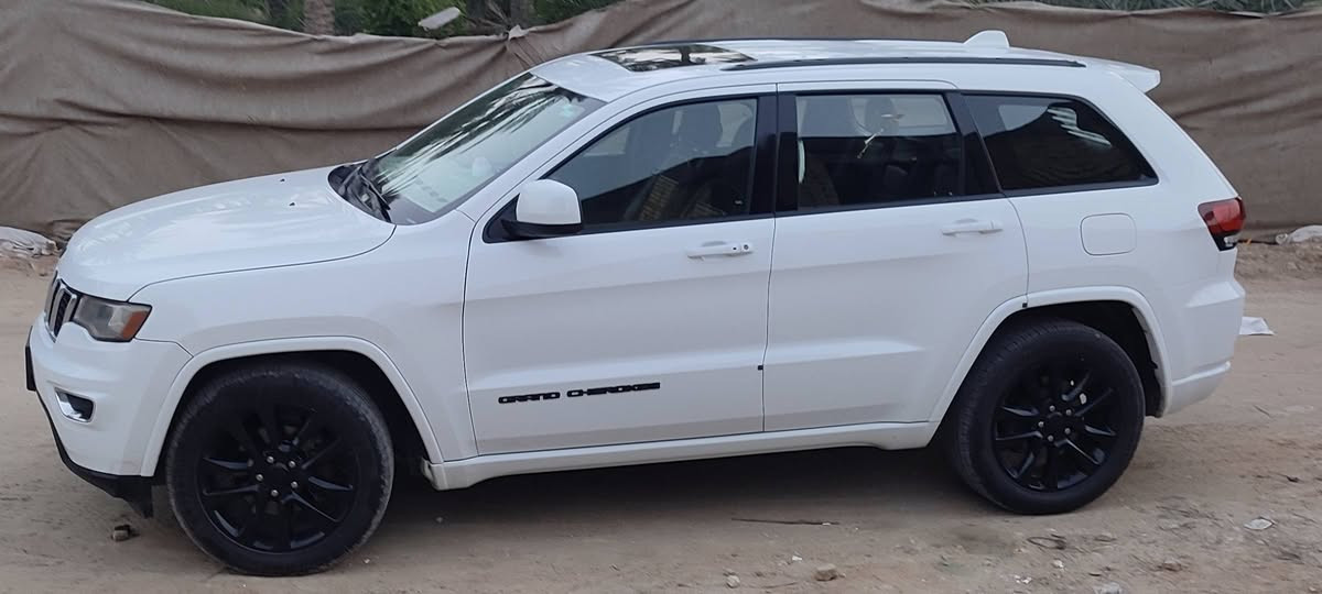 Jeep Laredo  2018  ..black top..  
جيب بلاك توب اللون أبيض ثلجي "حاجب ابيض" مستوردة من امريكا" للمملكة العربية السعودية ومصلحة بأمريكا " مجددة لغاية 2027..فول جديده واستخدام شخصي بعناية تامة.. ماشية 61 ميل رقم بغداد انكليزي جديد..؟
حادثها  سطحي تبديل بنيد ودعامية باصلية نفس اللون وصبغ بسيط في كرون الجاملغات الأمامية دون دواخل ولا حداديه "ايرباكات معادة.".  تم التصليح بأمريكا.." ولو كان التصليح بالعراق لم يتبدل البنيد ولا تنصبغ كرون الجاملغات لبساطة الحادث..!! رقم الشاصي والسونار ضمن الصور المرفقة.."..محرك 3600سته.سلندر"وكير "وحداديه "جيدة جداً وعالفحص" ...

   فتحة " جنطة كهرباء"حساسات خلفيه " تحكم ستيرن جهتين " قفل سرعة " فور ويل" كاميرا دوارة " تشغيل عن بعد" كشن جلد ومخمل" تدفئة ستيرن و كشنات" كرسي السائق كهرباء " شاشة عرض كبيرة" شاشة عطلات وبرمجة" تخم تاير جديد "ويل 20 اسود" بلاك توب اصلي "ثلاثه مود انظمه قيادة" تعتيم مرايا "  تبريد شركة قطعتين فصل ايمن وأيسر.." تدفئة مرايا الخارجية.,"وهناك الكثير من المواصفات..مكان السيارة السماوة .... بيع مراوس حسب القناعه ومن الله التوفيق...!!
للجادين الاتصال ***********
