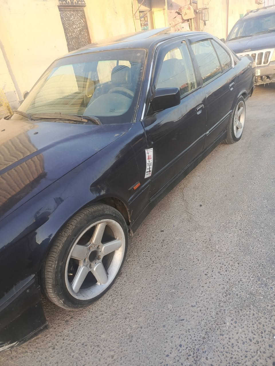 السلام عليكم
BMW 535 مكينة 35 مفتوح رقم بغداد راعي ووكالة بصرة 
الامن الداخلي 
حدادية الخلفية تبين الطسة والامامي تمام باور صوندة بيها ثقب تبريد كمبريسر عاطل وباقي السيارة مابيها شي 
السعر 30 وبيه مجال للشراي الصدك 
تلفون *********** ووتساب ***********
