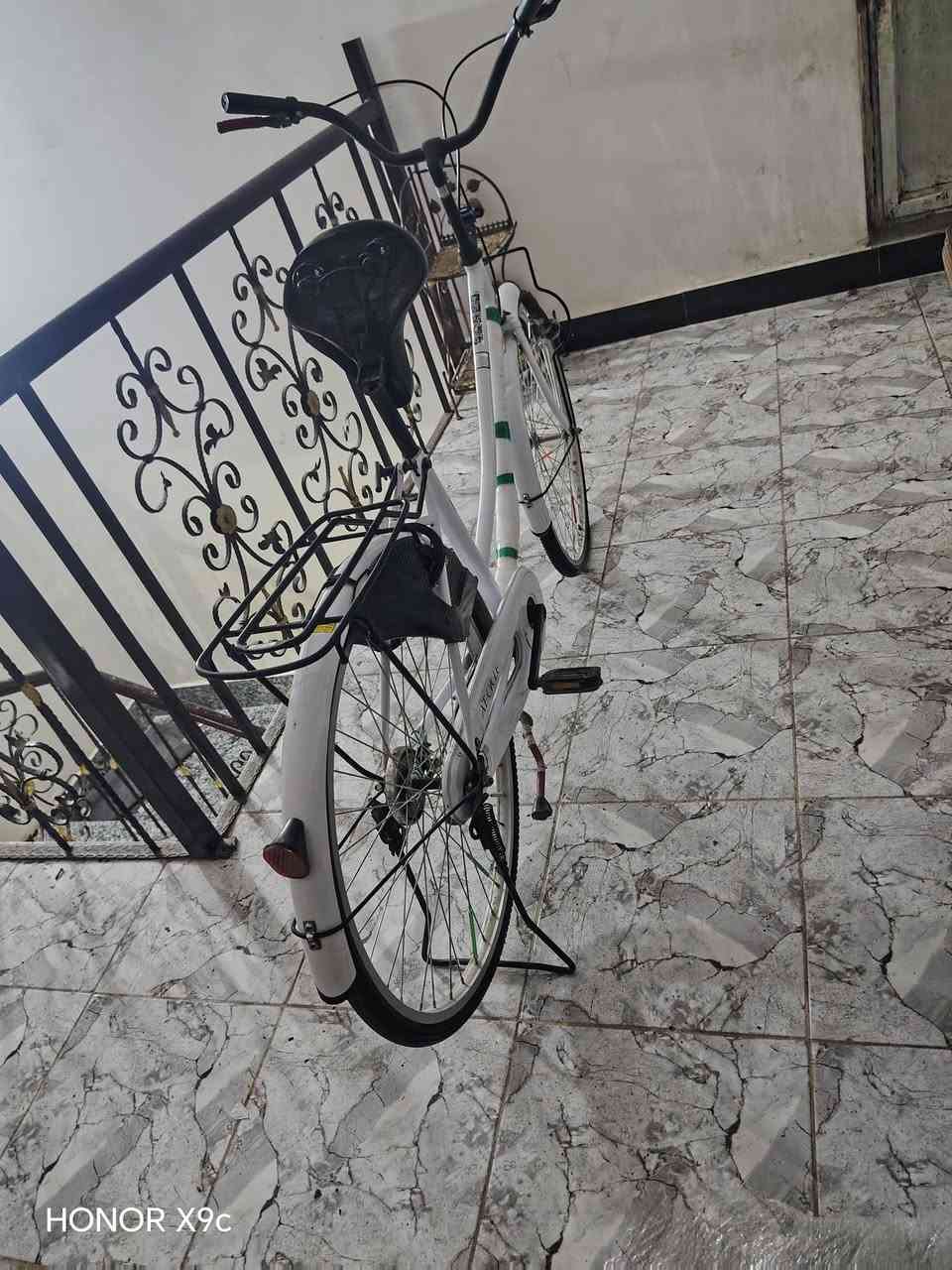 بايسكل للبيع بناتي جديد كفاله عامه والسعر خاص ***********
