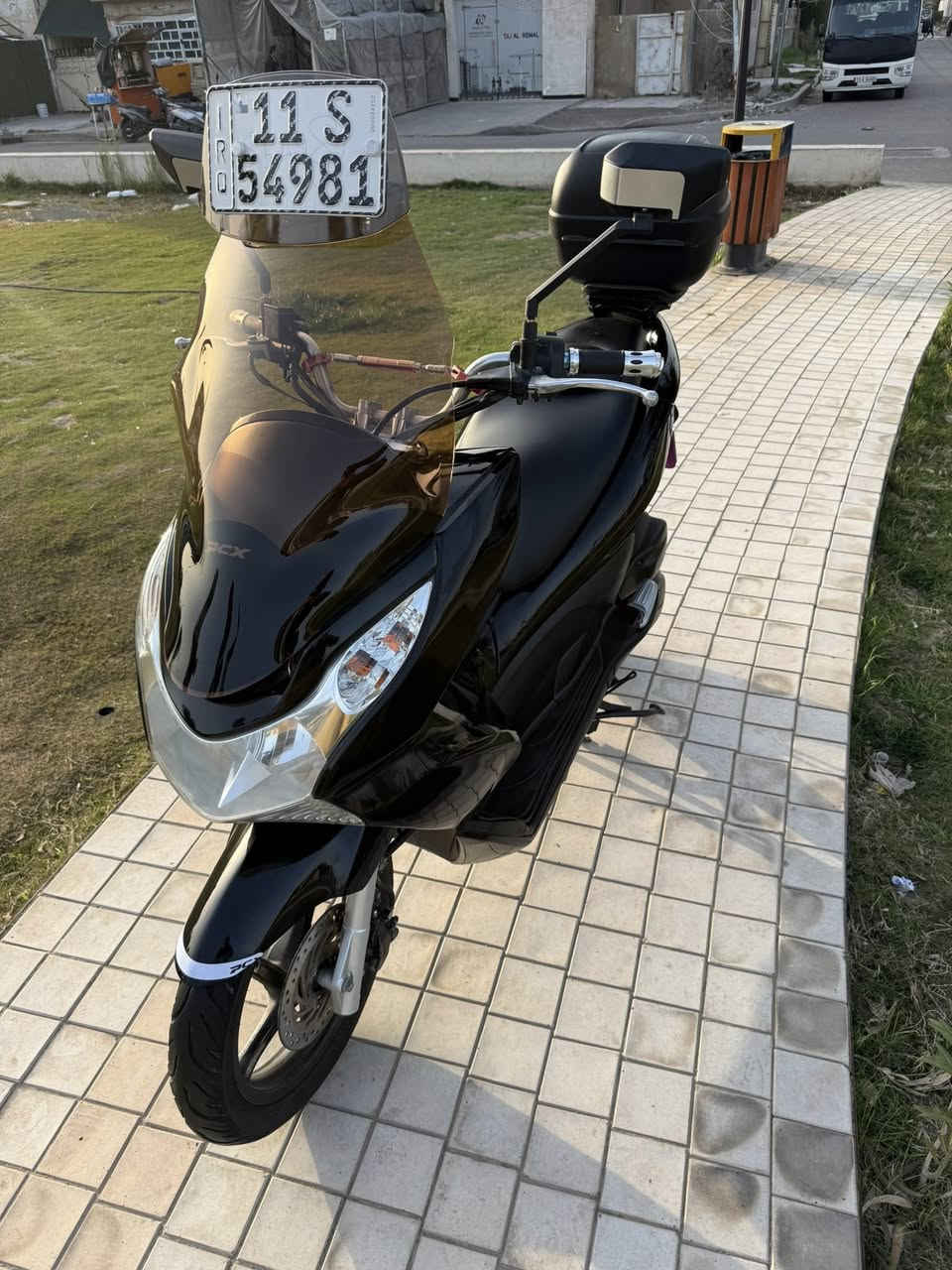 للبيع دراجه (bcxجيل الاول )مرقمه بغداد
‎الصناعه:ياباني  
حجم المكينه (125cc
‎ شلعه :ومعدل.فولل 
.

جنطه بلاديه +سيبايه اصليه   +جامه طويله.) بلاديه.  قاعد رقم بلاديه +يدات رياضيه 
‎المحرك:نضيف كلش  برغي ممفتوح. 
‎كشر مثل مشوفون بصوره  نضيف كلش
‎٪؜ ‎دراجه كشر ومكينه نضافتا٩٩  
‎كامله أيٌ نقص مابيها‎    
دراجه مميزه ونضيفه وحلوه بلخير علياخذها 
‎  دراجه نضيفه كلش حلوه  )))))) 
‎متواجد بغداد 
‎لاستفسار ***********
اتصال الشراي فقط 
الدراجه مرقمه بسمي شرط التحويل
