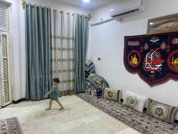 #مكتب_الشكري_للعقار دار سكن 200 م مربع مع محلات 
🌍 الموقع :النجف الاشرف_  الكوفه شارع المطار السايدين شارع علكم ثالث بيت عن شارع ع شارع علكم الرئيسي وليس فرع وشارع تبليط
----------------------------------------
🔳  زراعي سند 25
🔳 المساحه 200 م 
🔳دار سكن زراعي جاهز 
--------------------------------
🧾 تفاصيل البيت 🧾
يحتوي علئ غرفتين صاله مطبخ تخاريج استقبال 
صب كونكريت الأساس والسقف طابوك 
كافه الخدمات متوفره 
------------------------------
سعر البيع 135
مليون 💷
☎️ للاستفسار 
واتساب ***********
***********
🛣️عنوان المكتب النجف الأشرف _ الكوفه شارع المطار السايدين مقابل جوهره العرب مباشرتٱ مكتب الشكري للعقار
