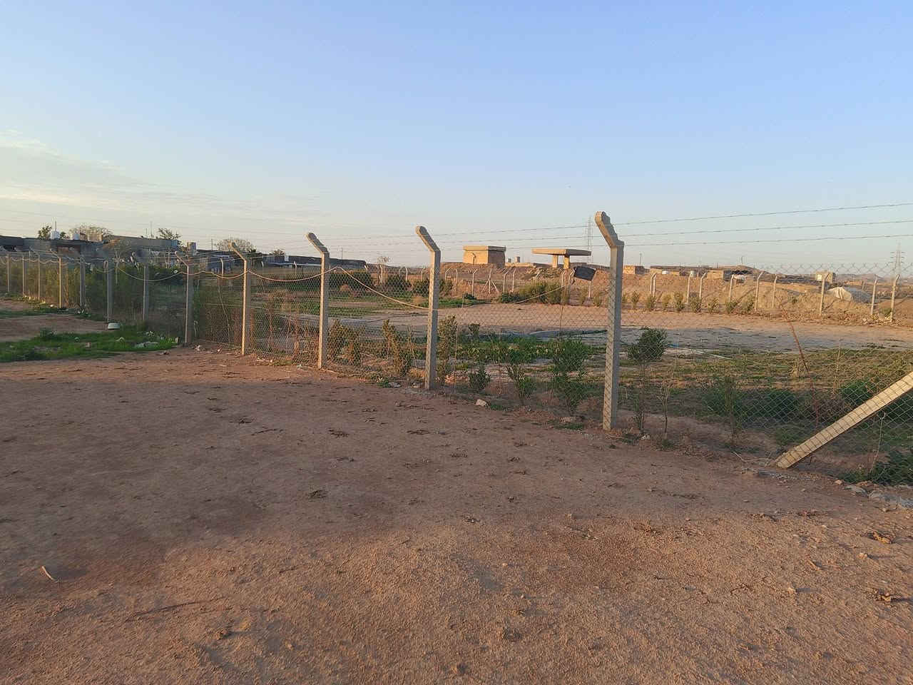 قطعة أرض للبيع قاميشلان طريق المنذريه مقابيل الشارع الخدمي مساحه1500متر مربع متوفر ماء كهرباء السعر 11مليون وبي مجال الاستفسار رقم الهاتف***********
