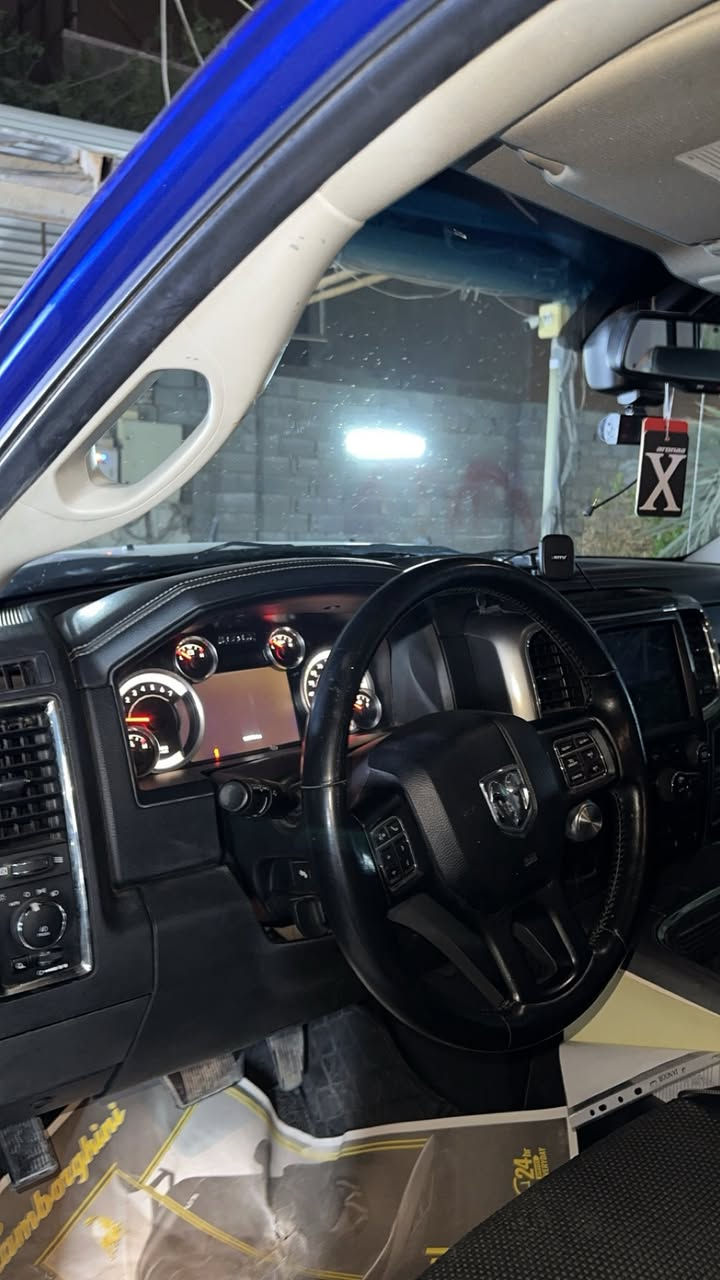 السلام عليكم 
دوج رام 2018
فئه سبورت 
باب طويل بدي قصير المرغوب 
فول مواصفات عدا الفتحه 
كشنات تدفئه 
ستيرن تدفئه 
شاشه جبيره تدعم نضام كار بلي 
كشنات جلد 
مثبت سرعه
تشغيل عن بعد
كشن كهربائي
وباقي المواصفات المعروفه السياره فئه السبورت معروفه مواصفاته
شادله دوسات مال ريبل
لايت ايل اي دي ترحيب واشارع
عالي ناصي زننون 
غطه بدي جديد شاده
تخم ويل كب وتاير جديد 
السياره حادثه جاملغ وبنيد بدون ايرباك وبيه تعديل بل شاصي خفيف الشراي يتصل وافهمه على السياره بل تفصيل الكامل 

قرب مدارس الباشق العربي 
سعر السياره ( 215 ) وبيه مجال شي بصيط 
ماشيه ( 105 ) الف كيلو 
*********** واتساب واتصال 
مكان السياره البصره المطيحه
