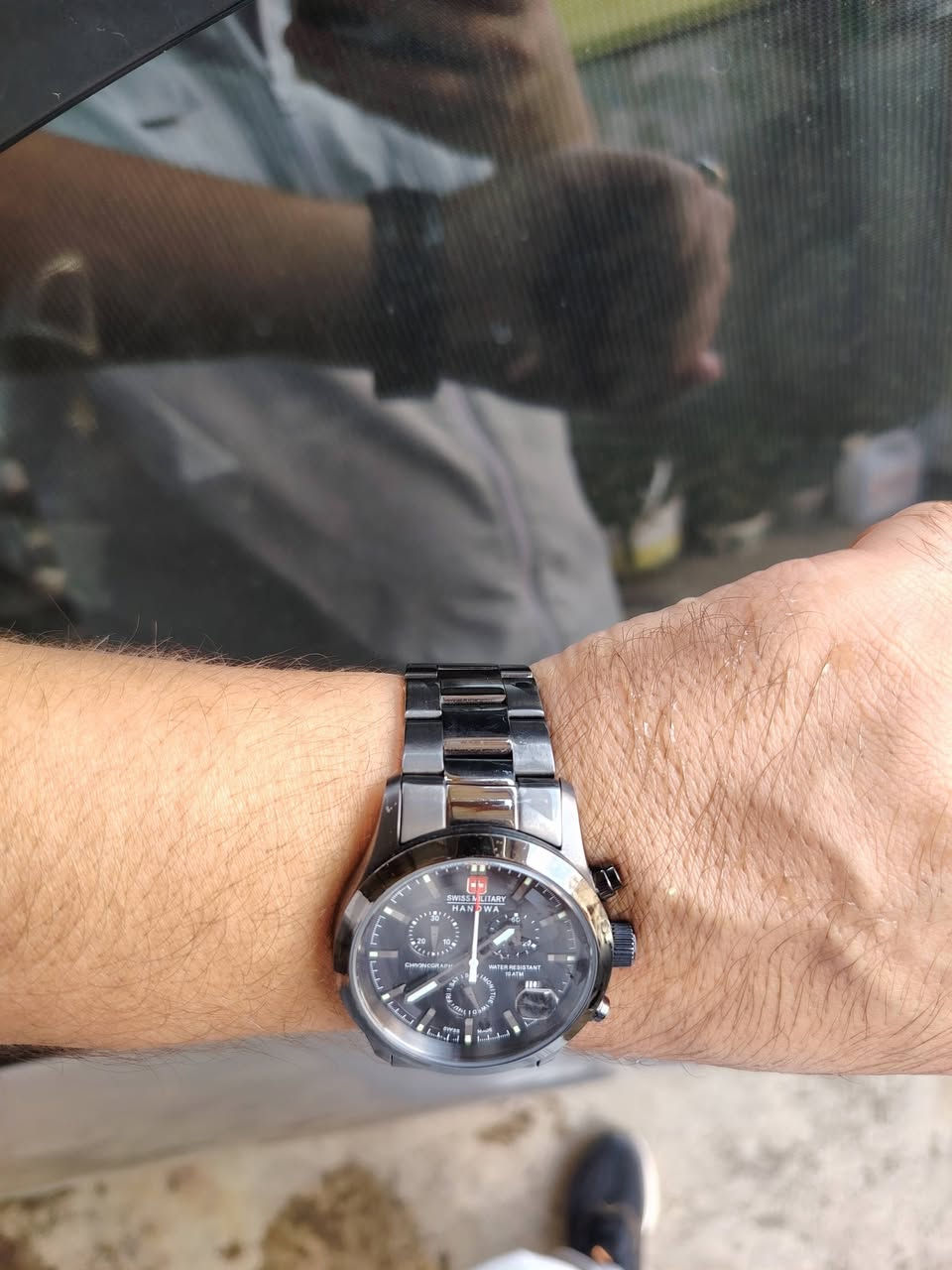 ⌚ للبيع: ساعة Swiss Military Hanowa Chronograph الأصلية
​لعشاق الساعات السويسرية المتينة والراقية، معروض للبيع ساعة Swiss Military Hanowa الأصلية بحالة ممتازة جداً وبكامل أناقتها. تجمع الساعة بين التصميم الرياضي القوي واللمسة الكلاسيكية الفخمة.
​🔍 المواصفات التقنية الفنية:
​الصناعة: سويسرية أصلية بالكامل (Swiss Made) تضمن لك أعلى دقة واعتمادية.
​المعدن والهيكل: ستانلس ستيل (Stainless Steel) صلب مطلي باللون الرمادي الداكن/الأسود (Gunmetal/Black PVD) المقاوم للخدش وتغير الألوان.
​الزجاج: زجاج ياقوتي مقاوم للخدش (Sapphire Crystal) لحماية فائقة تضمن بقاء الشاشة نقية دائماً.
​الحركة (Movement): حركة كوارتز سويسرية دقيقة وعالية الأداء.
​الوظائف: * كرونوغراف (Chronograph) لقياس الوقت بدقة عبر العقارب الصغيرة.
​نافذة لعرض التاريخ عند مؤشر الساعة 4 مع عدسة مكبرة (Cyclops) لوضوح تام.
​مؤشر خاص لعرض أيام الأسبوع أسفل الميناء بشكل مميز.
​مقاومة الماء: مقاومة للماء حتى عمق 100 متر (10 ATM)، مناسبة للاستخدام اليومي والسباحة.
​الميناء: لون أسود فاخر مع عقارب ومؤشرات مضيئة في الظلام (Luminescent) وشعار الماركة السويسرية الشهير باللون الأحمر عند الساعة 12.
​✨ حالة الساعة:
​نظيفة جداً وبحالة ممتازة (نفس المظهر الواضح في الصور).
​الأزرار والكرونوغراف والتاريخ يعملون بكفاءة 100%.


**إذا كنت صاحب هذا الإعلان وتريد حذفه لأي سبب، رجاءا أرسل رسالة إلى الدعم الفني**