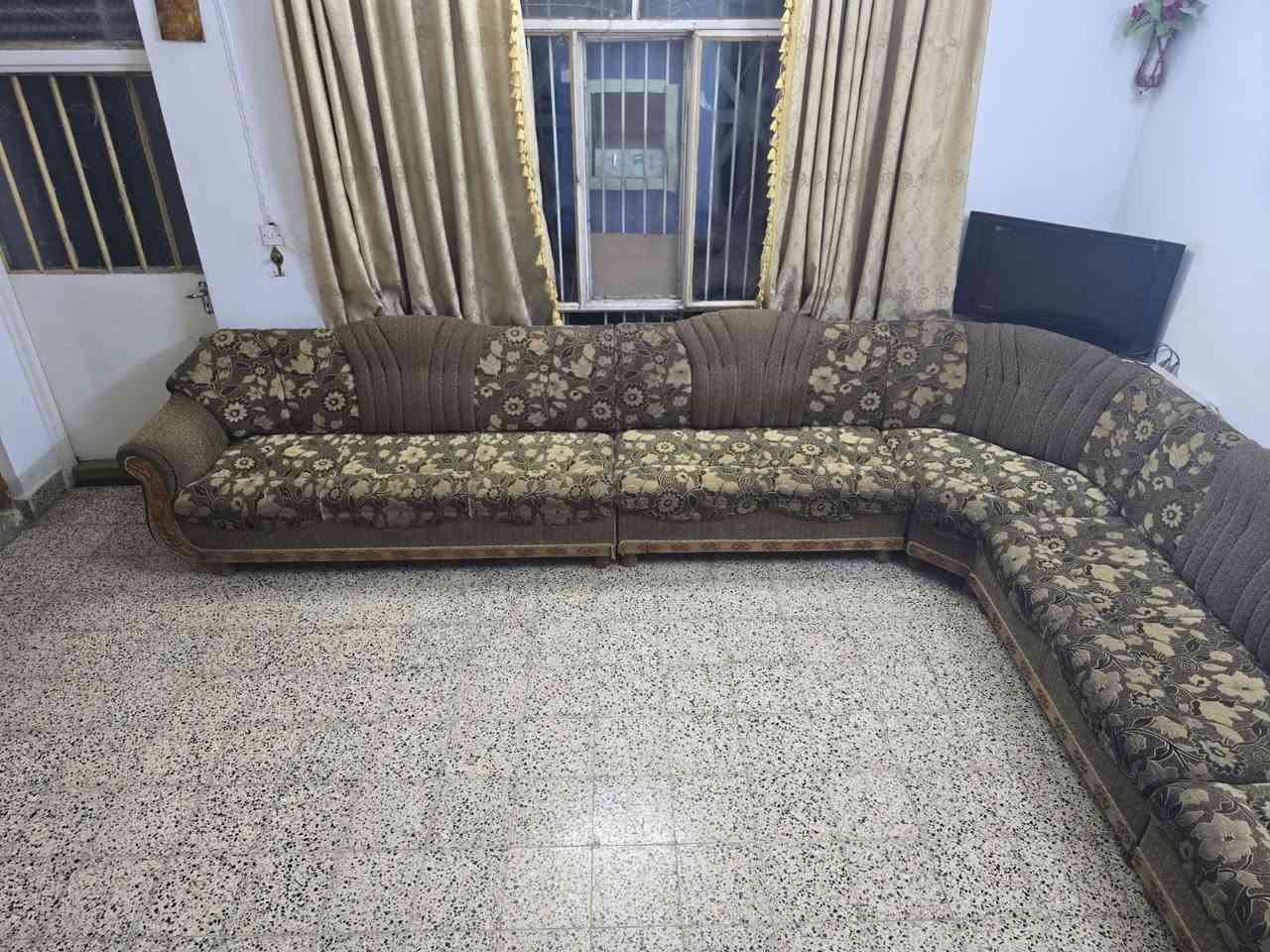 10 متر 
سعر 350 الف
نظيف 
***********
حي العربي
