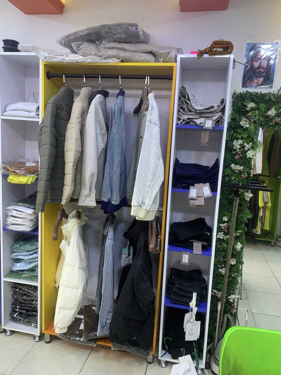 السلام عليكم 
ديكور ملابس للبيع 5قطع فاترينات و4قطع رفوف السعر250الف مكاني بغداد  الشعب
***********
