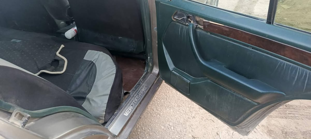 سلام عليكم 
مارسدس دب مشروع وطني موديل ٩٠ الدواخل زيتوني جلد 
كير ومحرك بطه كفالة التبريد عوزه راديتر فقط 
تخم داير  جديد العنوان ذي قار وبغداد 
الواتساب ***********
