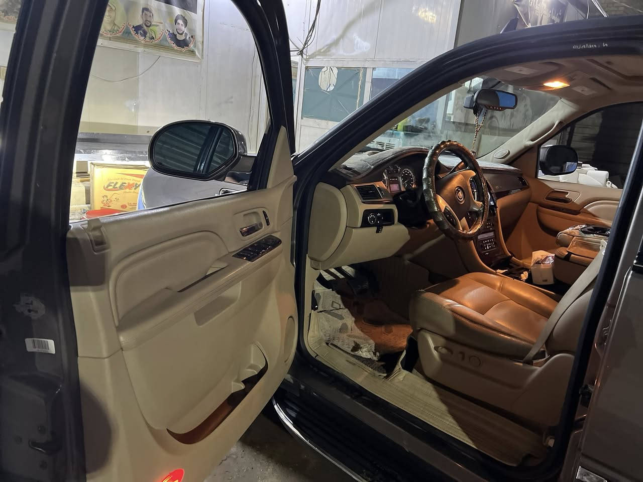 السلام عليكم  كدلاك اسكاليد موديل 2012 مكفوله ماعه شبر بالجاملغ الورا وشبر بالجاملغ الامامي صوب السايق 

اخوان السياره نضيفه 

محگونه مواصفات معروفه الكادلاك 

السياره معروضه 268 وبيه مجال 

الاستفسار *********** او ***********
