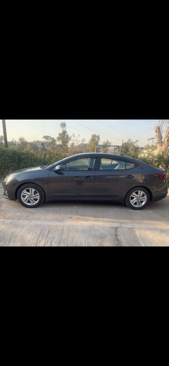 النترا  2020 بغداد باسمي 
السيارة جديده جدا جدا ، ترايها مال زيرو . 
السياره كلين وليبل واحد كلها على وضع الشركه ، حادثها الويل الامامي وربع من الدعاميه الاماميه ونفس الدعاميه مصلحه وشادينها ، ايرباك الدركه فقط طاك . 
وشرط تفحص وين مايعجبك … 

المواصفات :  
- المحرك 2000 دوش والكير مكفولات . 
- 3 انظمة قياده Sport/Normal/Smart
- فول تحكمات استيرن  
- شاشة كبيره تدعم ابل كار بلي 
- دشبول لونين المرغوب 
- خرائط Gps 📌
- رادار امامي خلفي 🚷 
- اوتو بريك (توقف ذاتي عند الاقتراب )
- كروز مثبت سرعه
- مانع انزلاق 
- تحديد مسار 
- كامرة دواره 
- ويل كب / 4 دسك / Abs
- تبريد بيانو 

السعر 139وبيها مجال 
السياره موجوده بغداد حي اور 
الهاتف ***********
