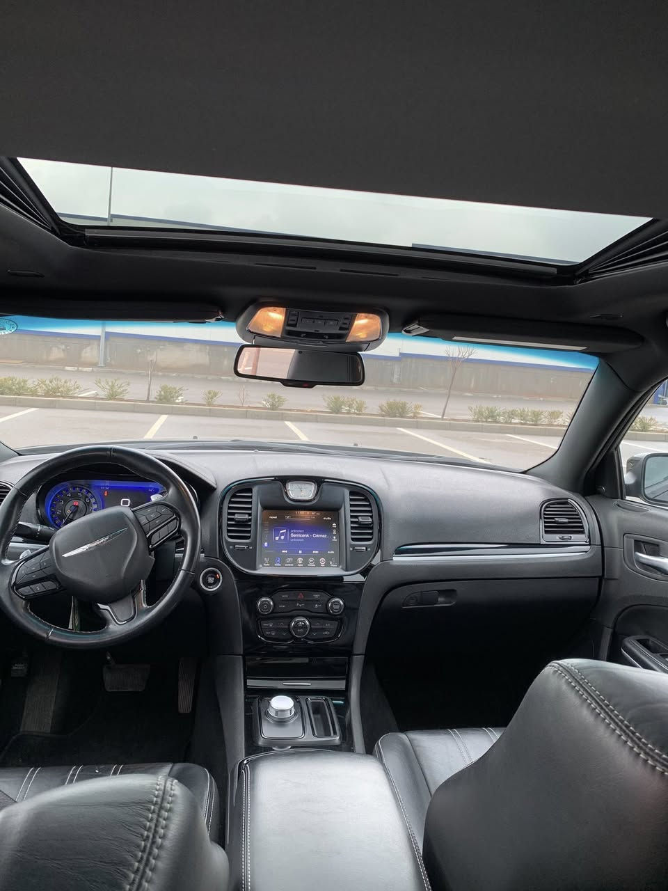 � فرصة لا تعوّض – كرايسلر 300S (أوباما) 🔥
🚗 موديل: 2022
⚙️ محرك: 3.6 قوي واقتصادي
🔁 جير: أوتوماتيك
🛞 دفع: AWD (ثبات عالي بكل الطرق)
⛽ وقود: بنزين
📏 الممشى: 37,000 كم فقط
🎨 اللون: أسود فخم

✨ المواصفات والحالة:
✔️ قطعة ونص صبغ فقط
✔️ نظيفة جدًا
✔️ جاهزة للفحص
✔️ استخدام راقي

💰 السعر النهائي: 24,800$ (مناسب جدًا مقارنة بالمواصفات)
📍 الموقع: دهوك
📞 للتواصل السريع: *********** (اتصال / واتساب)
