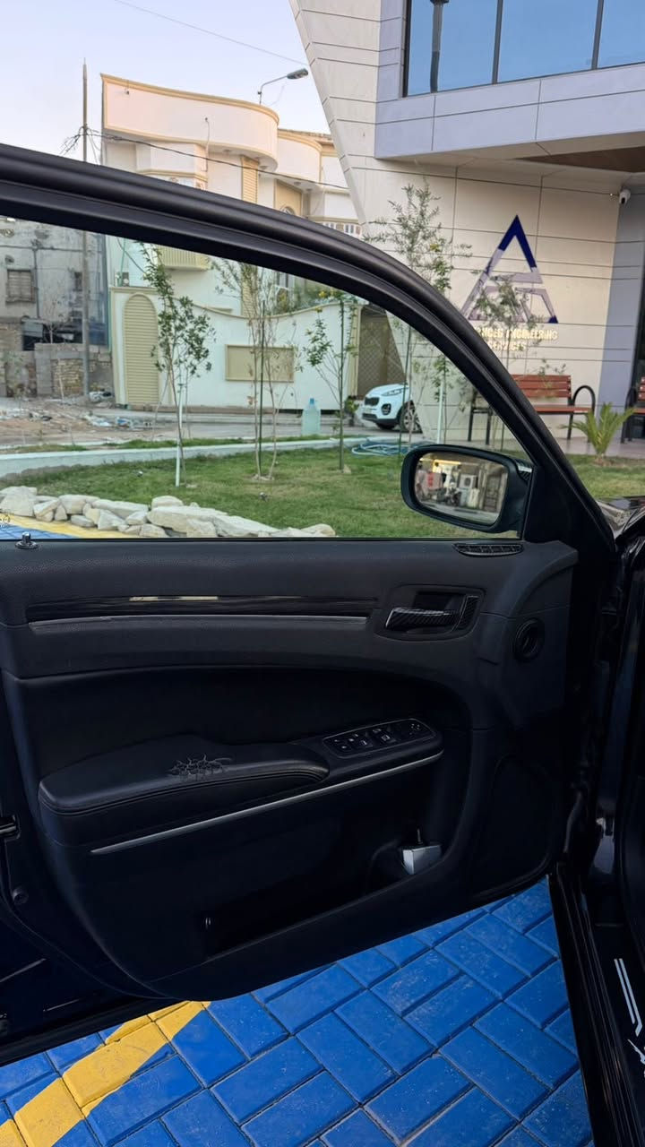 السلام عليكم 
كرايسلر اوباما 19 معلايه 23 
رقم بصره بسمي مميز الجديد سنويه لحد 2030 بصره هزه جديده 
السياره وارد امريكي داخله بارد الجاملغ الامامي وبلعراق تبديل قطعتين نفس الون بدون صبغ وبدون دواخل   
مكينه وكير وحداده وتبريد وكهربائيات كفاله
بانوراما 
شاشه  
تحكم ستيرن  
السياره C فول مواصفات  
داخل جلد  نضيفه السياره 
علمآ السياره فور ويل 
سعرها 177  وبيها مجال 
*********** 
مكاني المعقل
