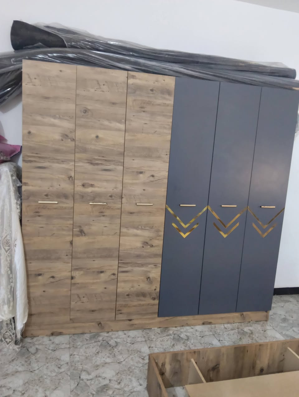 غرفة تركيه نضيفه لوك مستعمله شيء قليل 5 قطع وصبغ حراري اصلي كنتور نضام ابواب غرفه كيوت السعر 425 وبيه مجال اتصال علا الرقم/***********/***********/ مكان فلوجه
