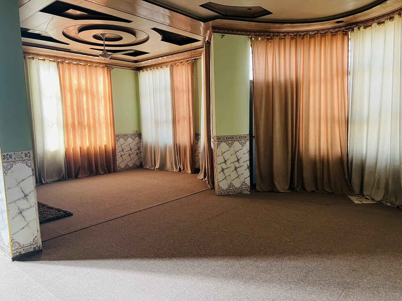 سلام عليكم
بيت لبيع في لسبل طريق رميثه هلال عله شارع لعام بيت مساحته ٢٠٠متر بناء وياء قطعه متروكه بل ١٥٠٠ متر بيت يتكون من غرفتين ومطبخ واستقبال وصالتين 

رقم ***********
