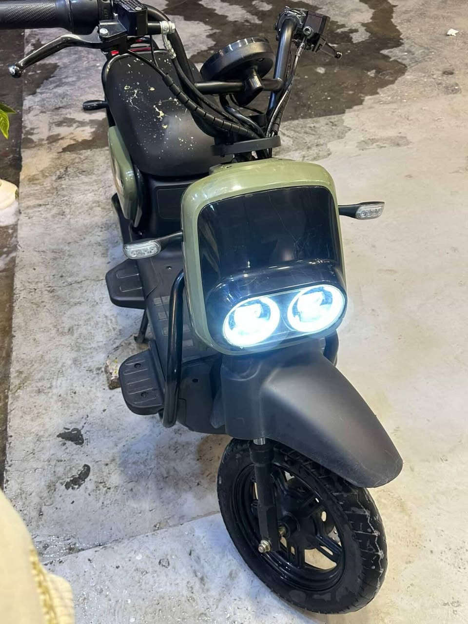 سلام عليكم دراجه شحن للبيع ما ناقصها اي شي نضيفه خمس بطاريات السعر 450 وبيها مجال حك اجيه التصال ع الرقم *********** واتساب هم متواجد
