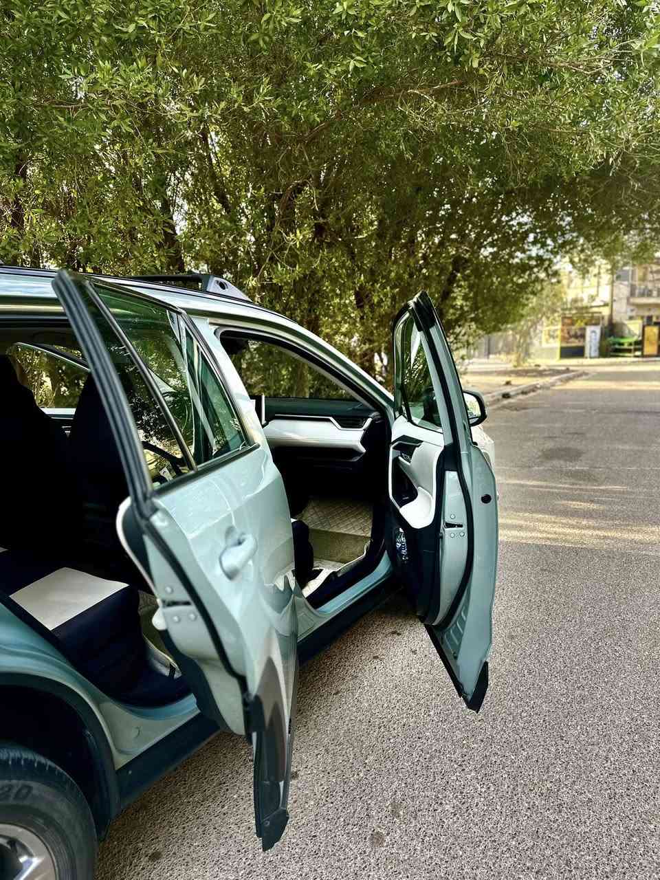 سلام عليكم راف فور موديل 2023 هايبرد XLE الاون سمنتي حادث السياره امامي تبديل بنيد فقط ماشيه 34 (م)اني مكلف بل النشر رقم صاحب السياره  *********** مكان السياره بغداد حي العامل
